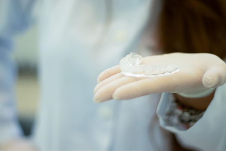 インビザラインの治療期間は？長くなる理由と短くする方法を解説